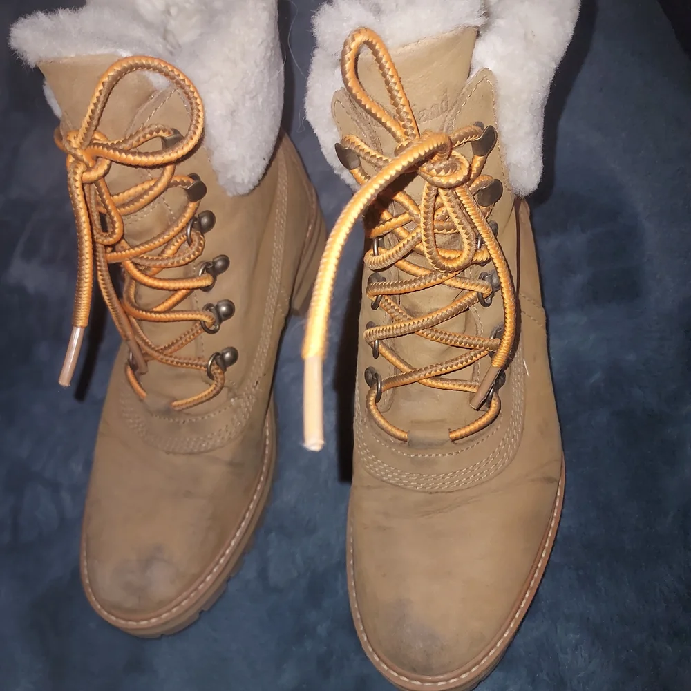 Tan Women's Boots with White Fur Lining